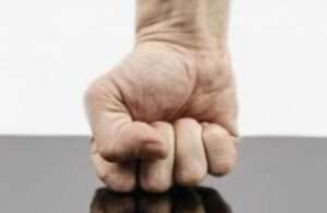 Poing serré : symbole de violenc