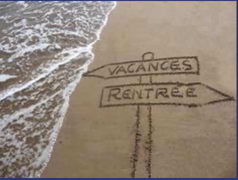 Plage de sable avec deux panneaux : vacances et rentrée