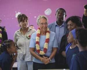 Elisabeth Borne dans une classe à Mayotte